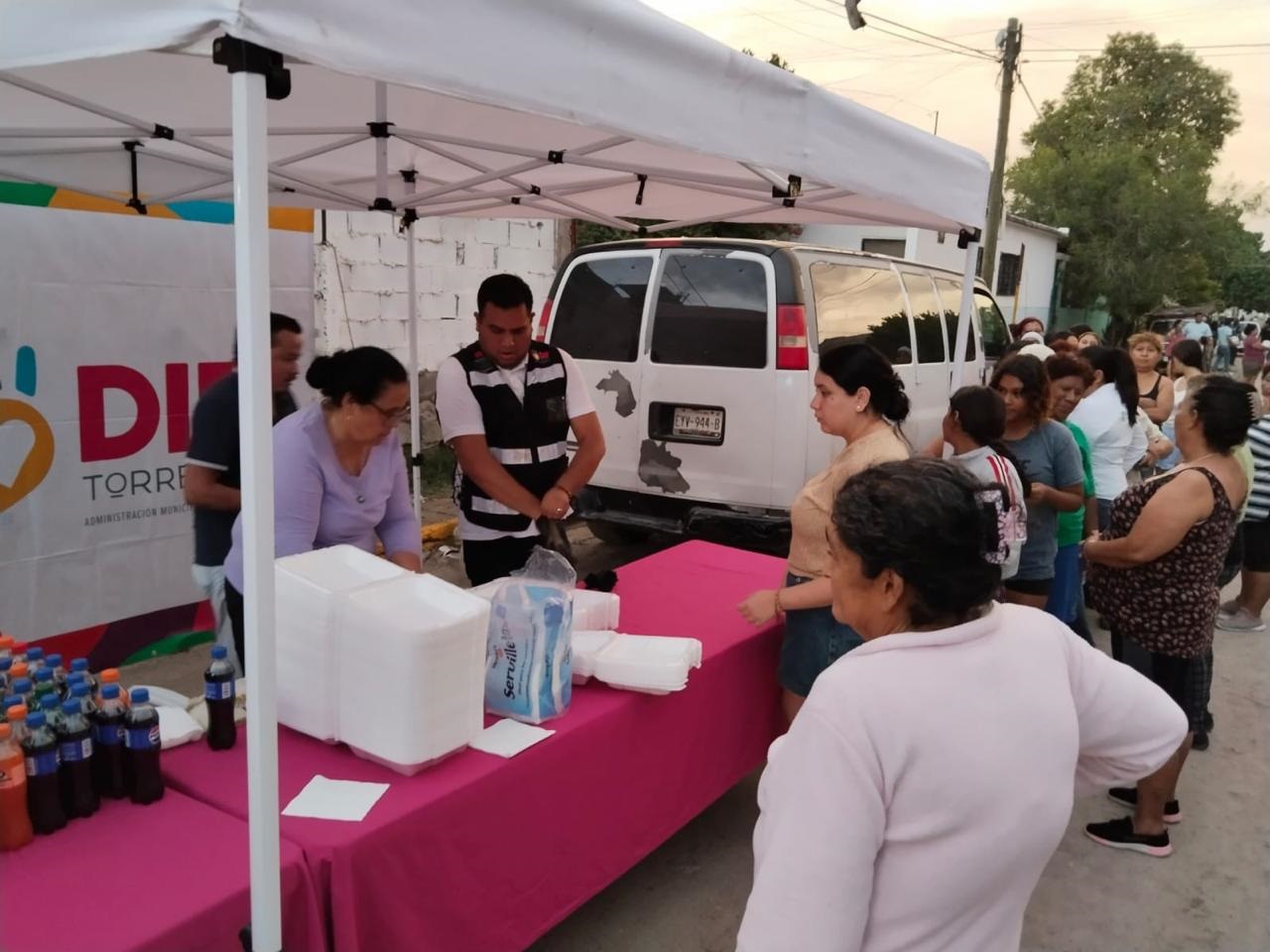 Brindan apoyos sociales y alimenticios a vecinos afectados de la colonia Santiago Ramírez
