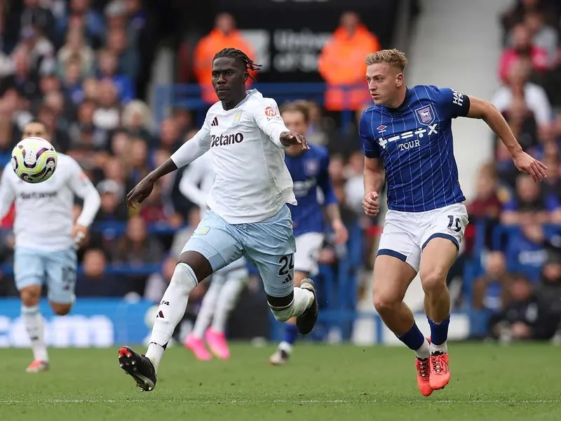 Aston Villa deja escapar la cima de la Premier League