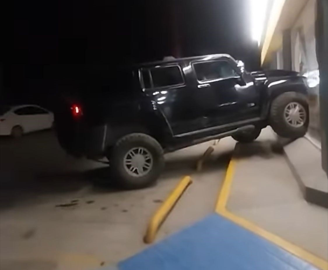 A toda velocidad Humer se impacta contra auto y Oxxo en la Fundadores