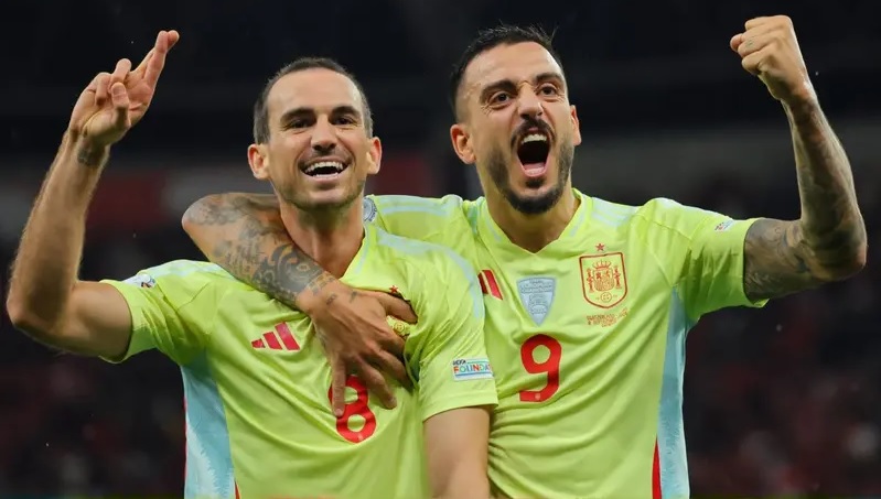 España golea con autoridad pese a jugar con uno menos