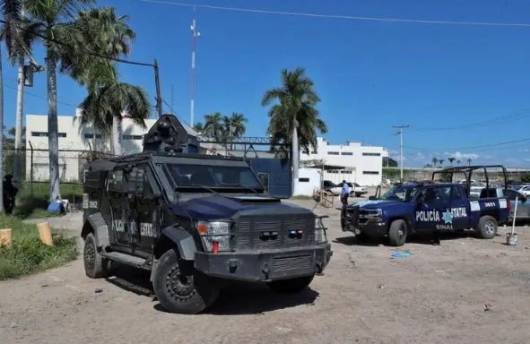 Se enfrentan militares y hombres armados en Culiacán