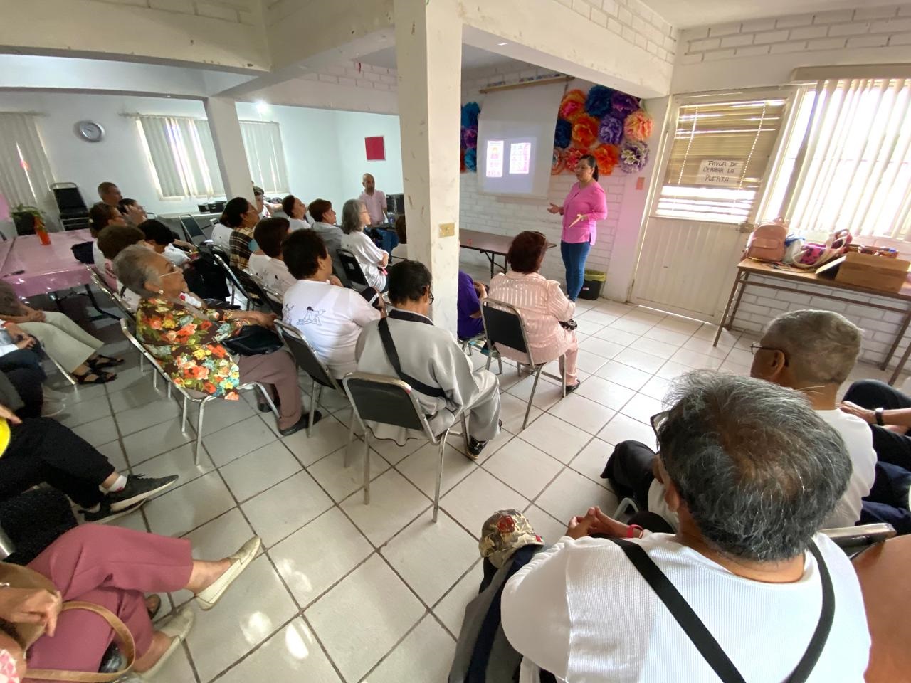 Usuarios del DIF Torreón reciben plática informativa sobre la prevención del cáncer de mama