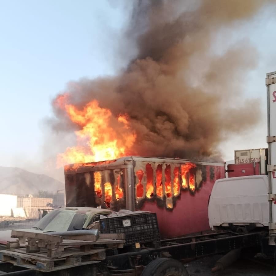 Se incendia patio de autobuses de carga en Arteaga