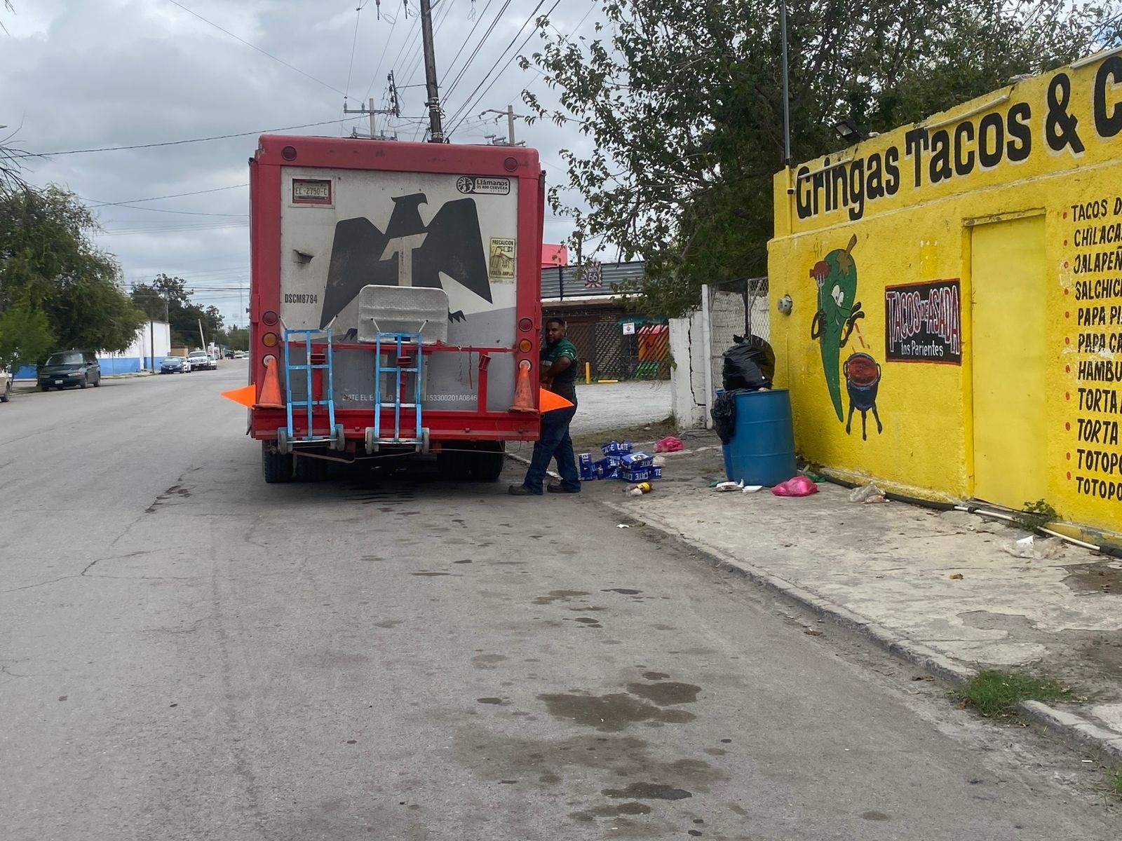 Camión cervecero se accidenta; rapiña entre ciudadanos