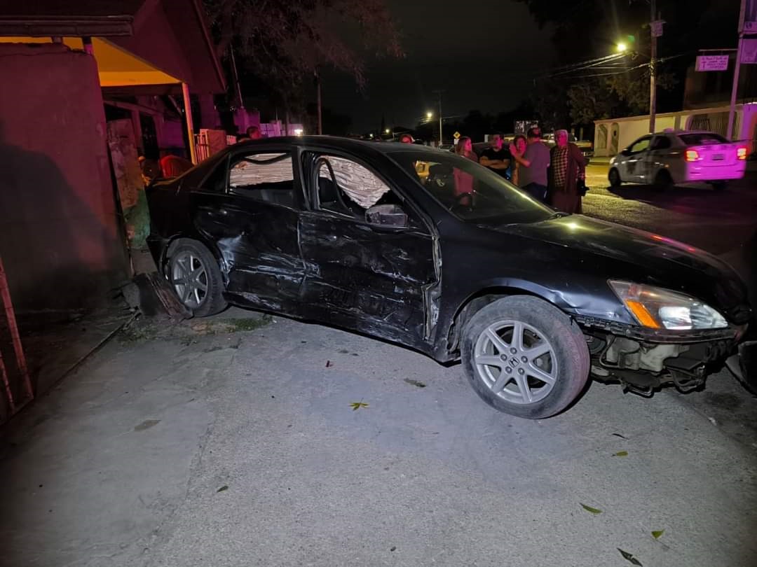 CONDUCTORA NO RESPETA ALTO Y PROVOCA FUERTE ACCIDENTE