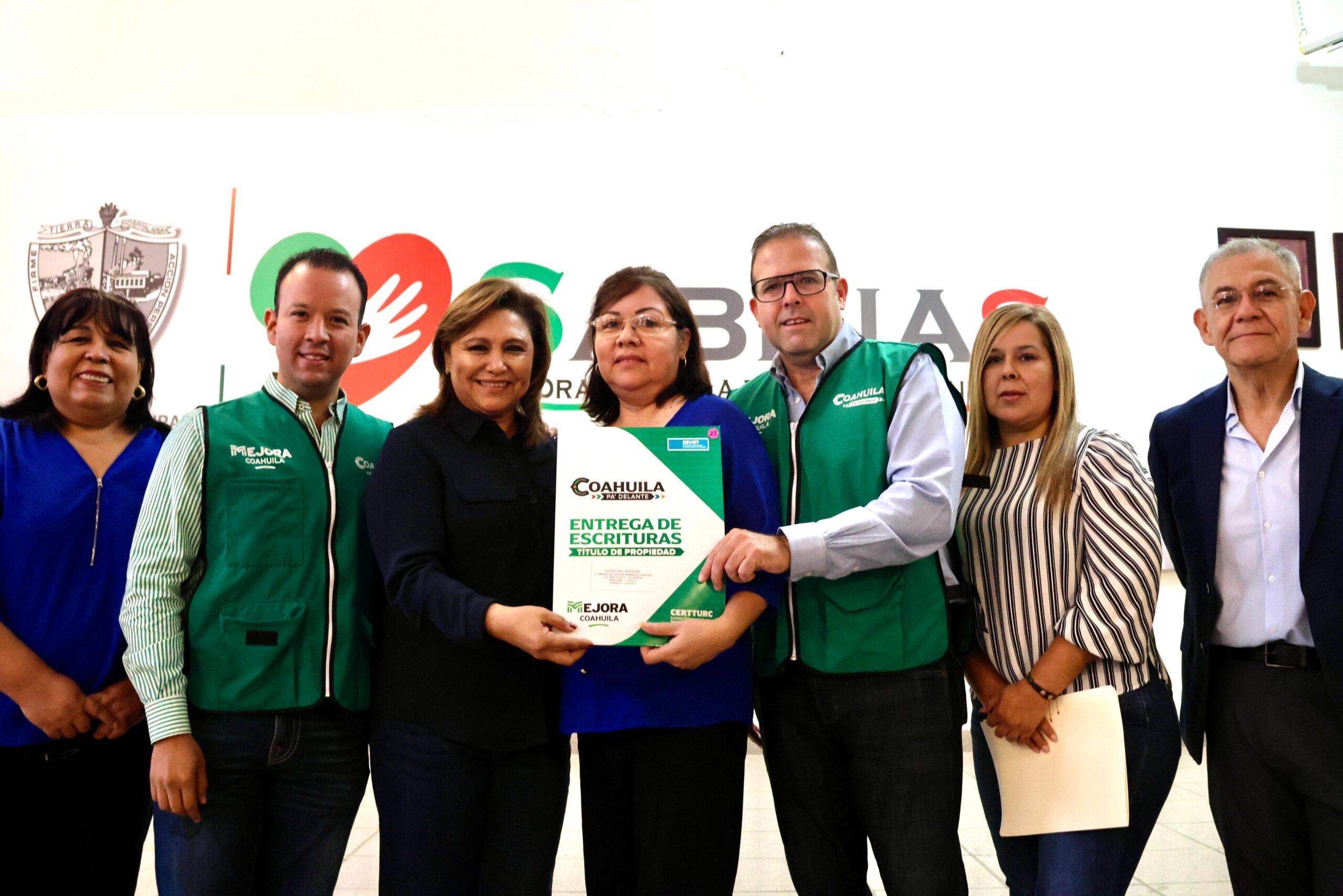 Entregan escrituras en Sabinas