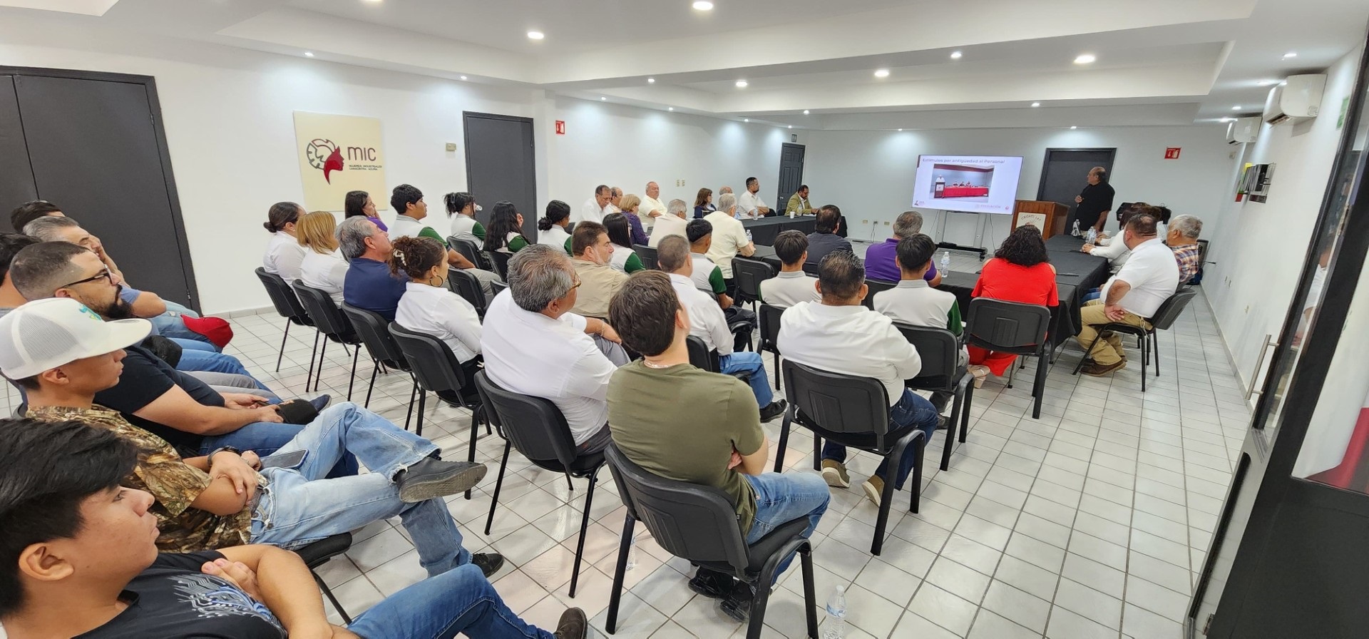 Presenta director del CECATI 197 su informe anual