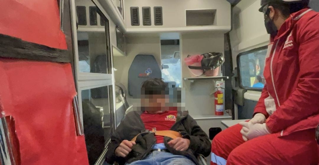Joven convulsiona en la vía pública