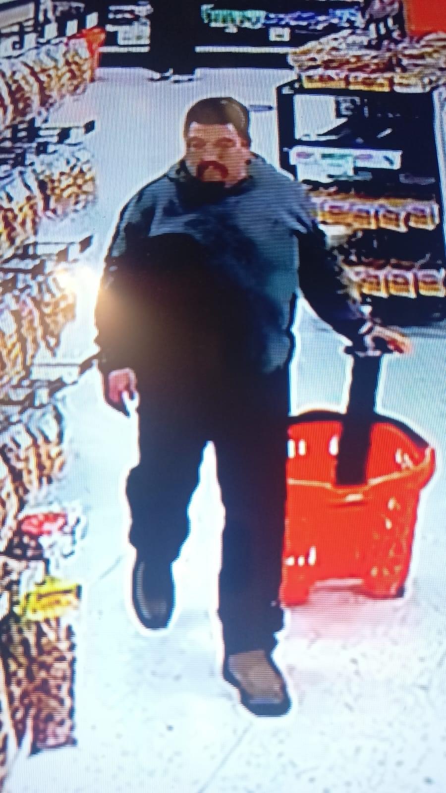 Cliente de tienda «Merco» reporta robo de cartera