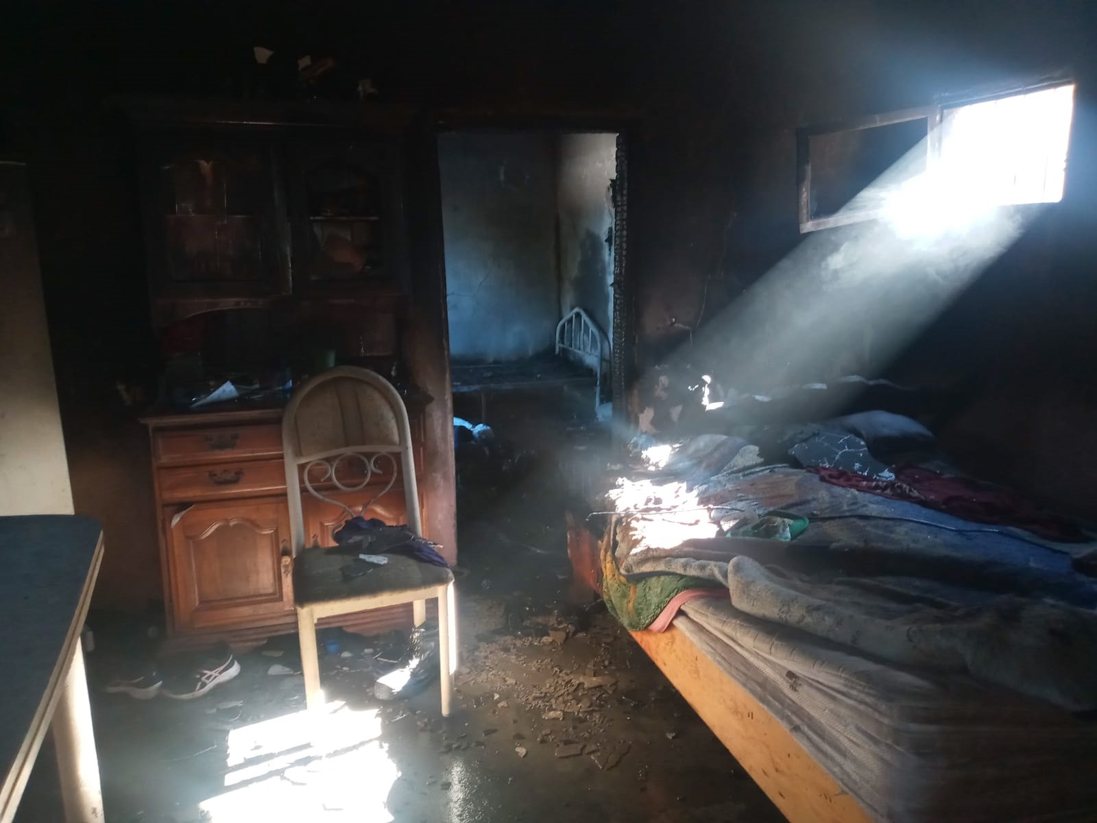 PROVOCA CORTO CIRCUITO UN INCENDIO EN LA HABITACIÓN DE UNA VIVIENDA EN EL ALTO