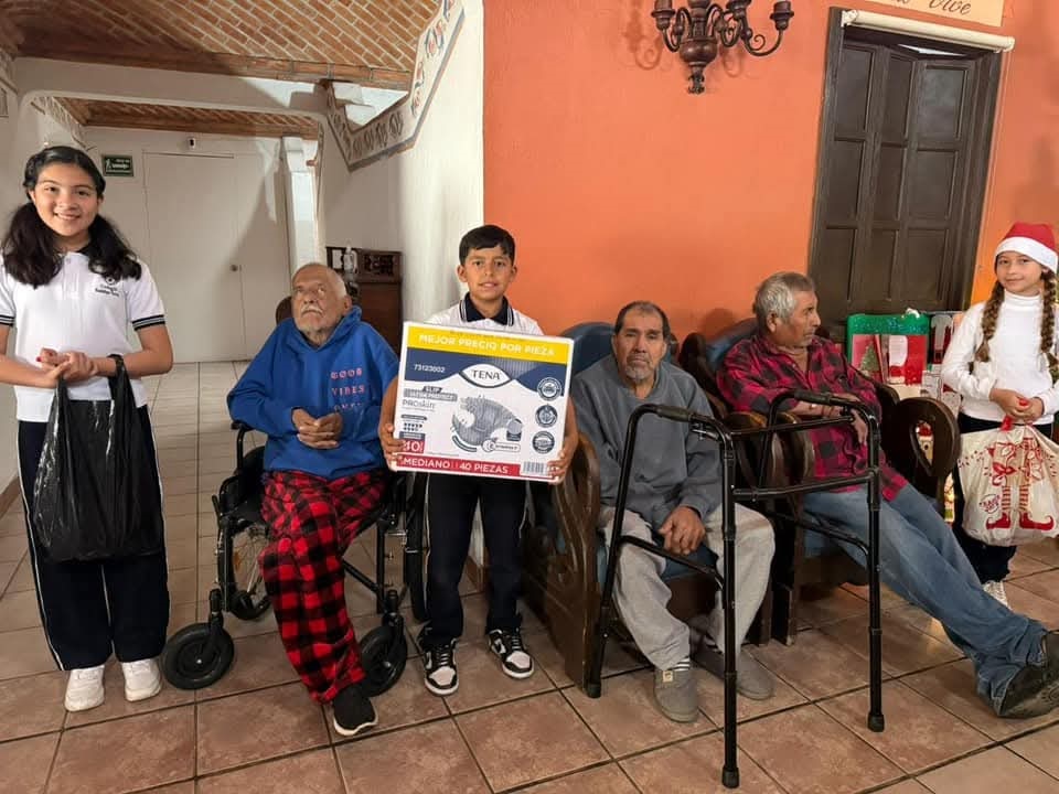 CONVIVEN ALUMNOS DEL COLEGIO GUADALUPE VICTORIA CON ABUELITOS