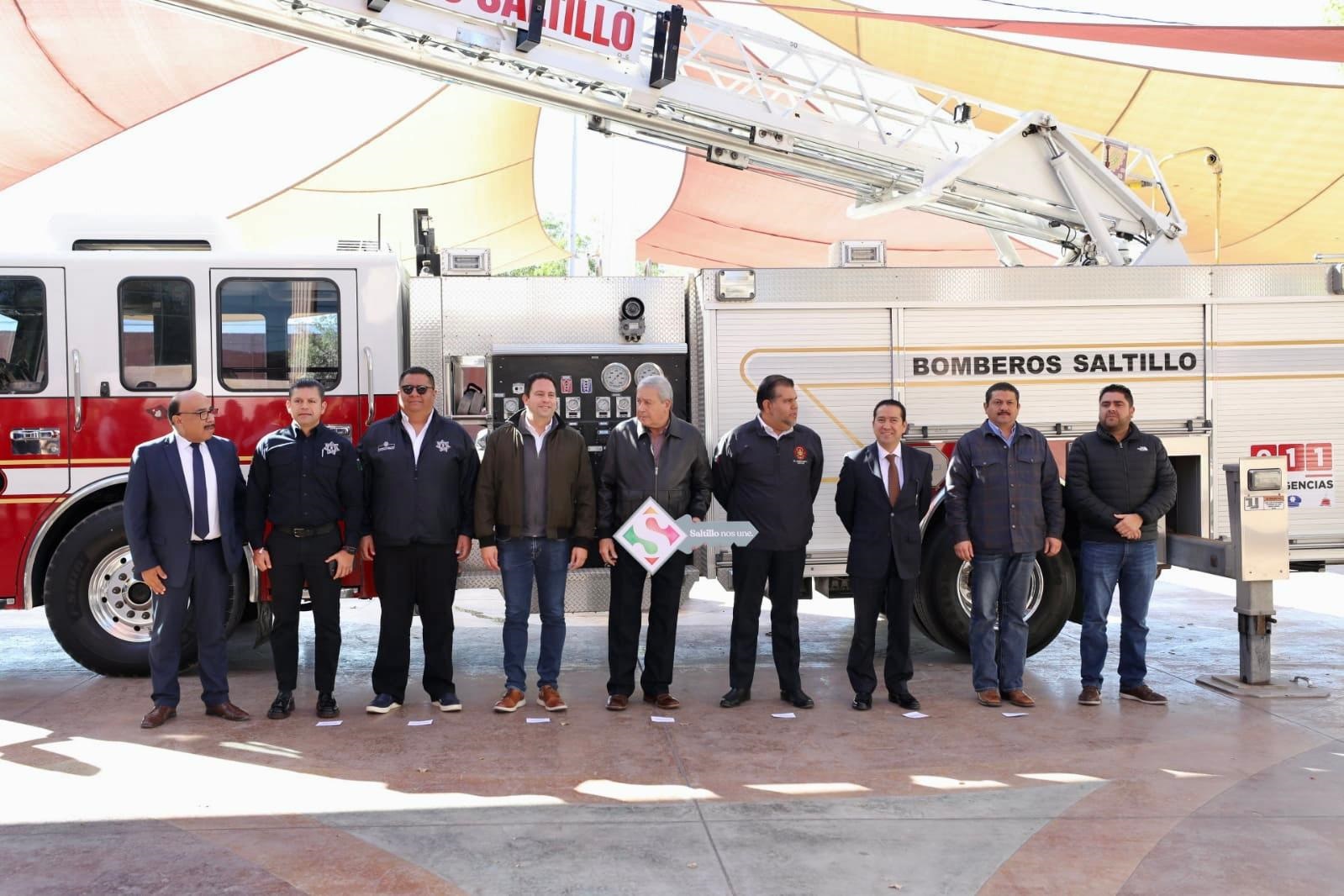 Recibe Chema Fraustro de Austin camión de bomberos