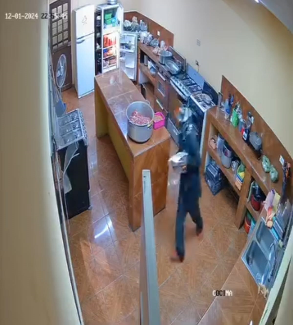 LADRONES QUEDAN GRABADOS POR SISTEMAS DE VIDEO VIGILANCIA INGRESARON A UN NEGOCIO DE COMIDA
