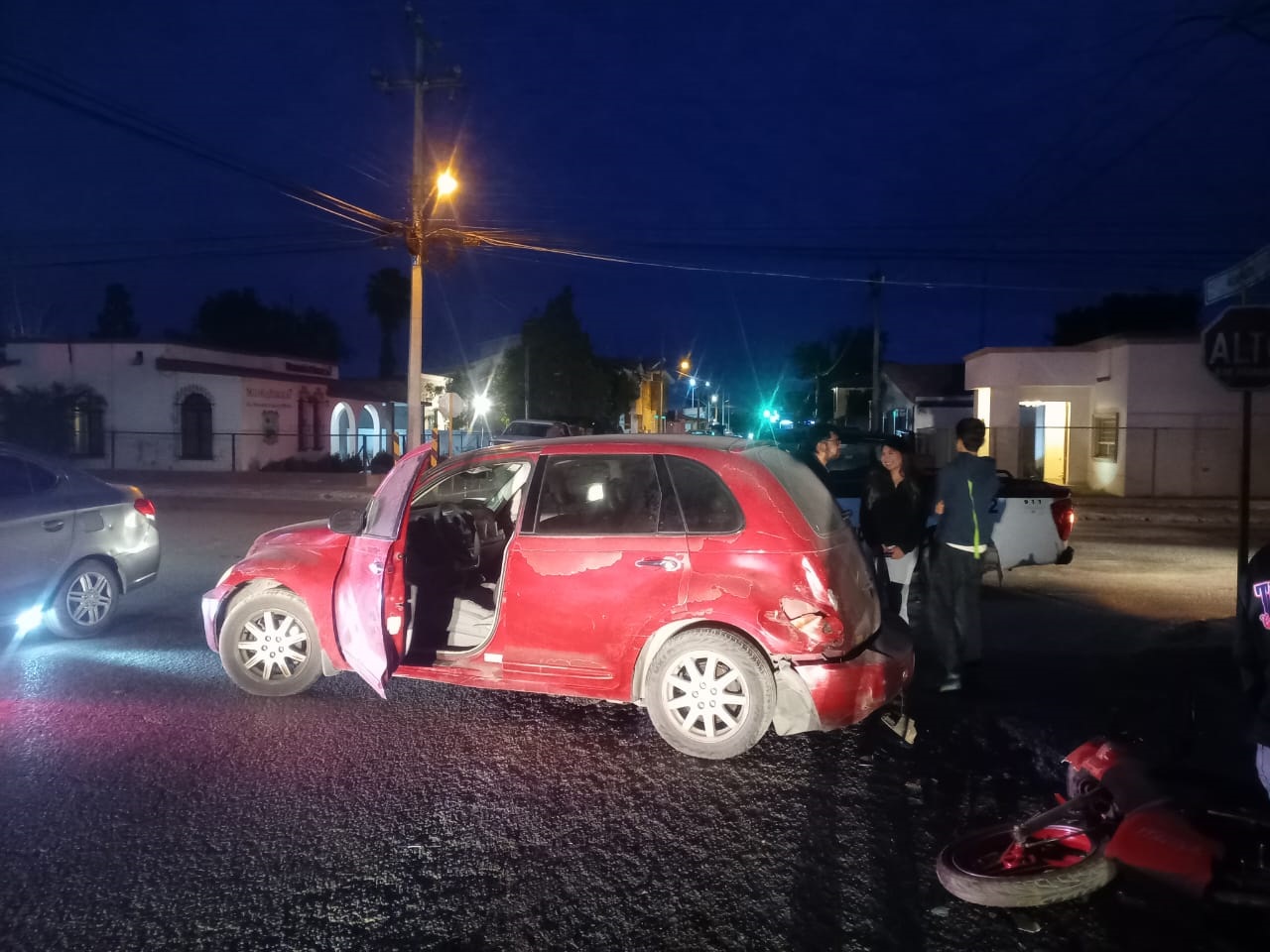 Cafre arrolla a motociclistas estáticos en parking de restaurante bar