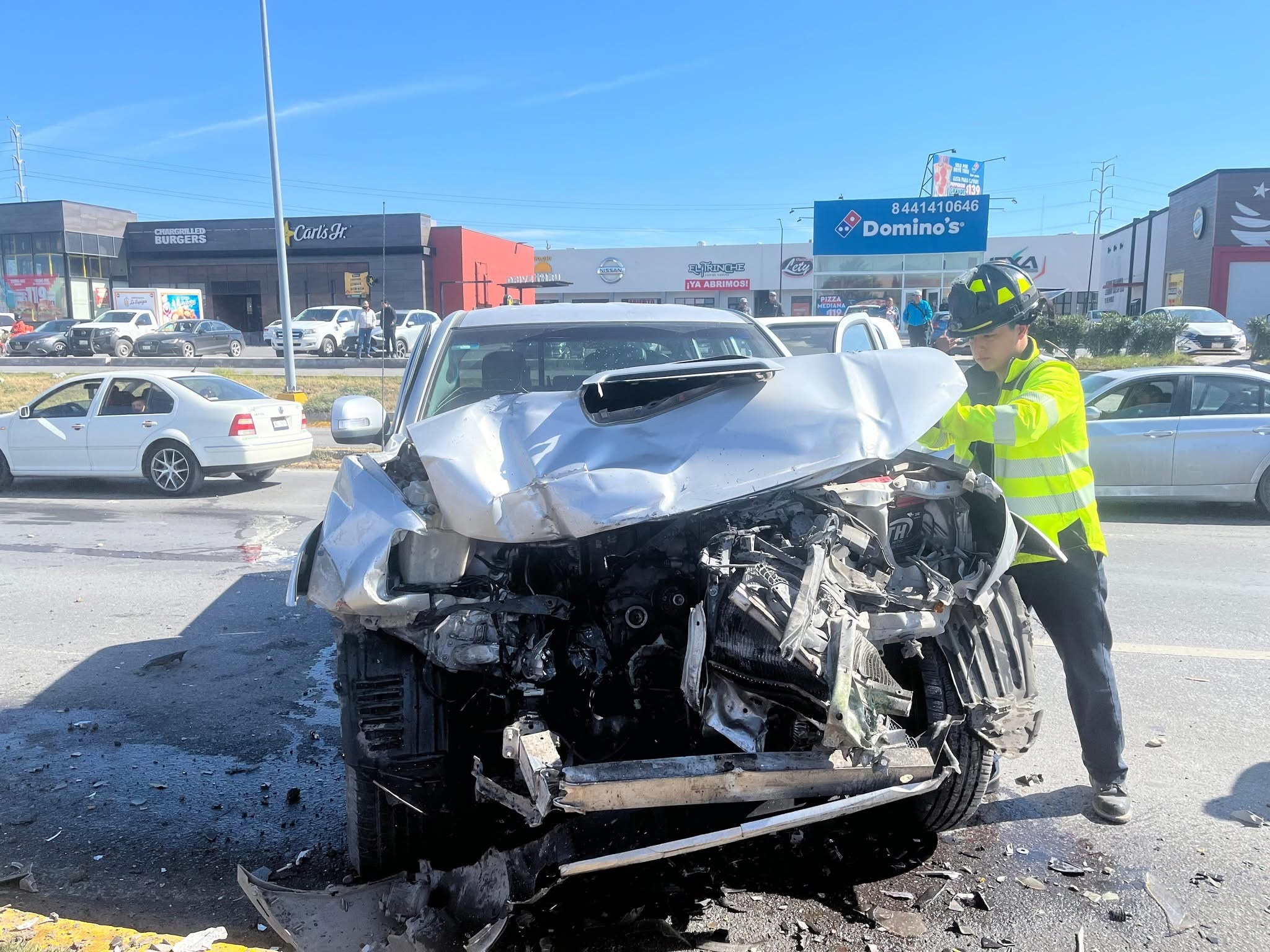 Tráiler causa daños tras fuerte accidente
