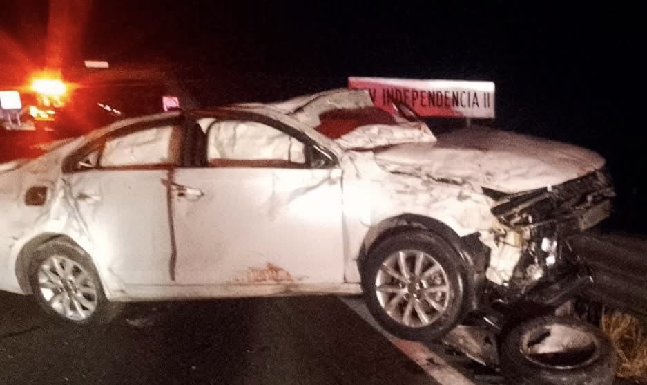 Accidente en autopista a Torreón deja dos lesionados y un bovino muerto