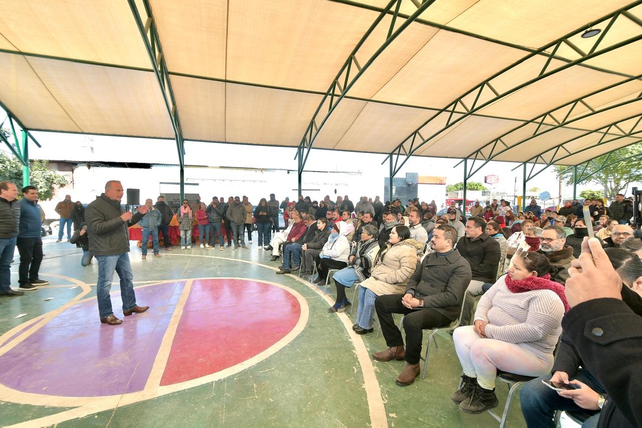 Román Alberto Cepeda González entrega techumbre y apoyos para mitigar el frío, a vecinos del sector Suroriente