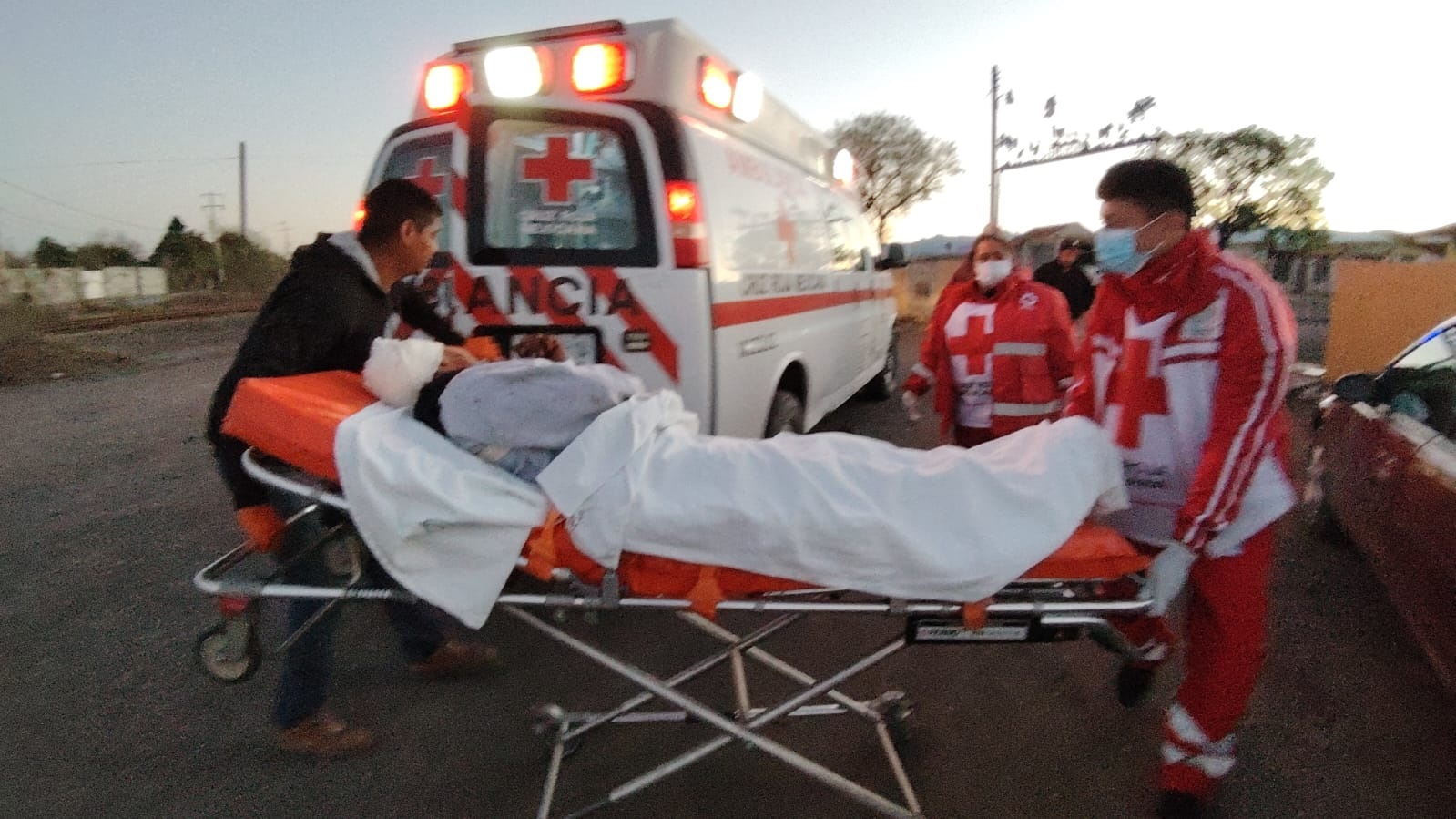 EL JUNTAR LEÑA LE COSTÓ LO LESIONARAN CON PIEDRAS
