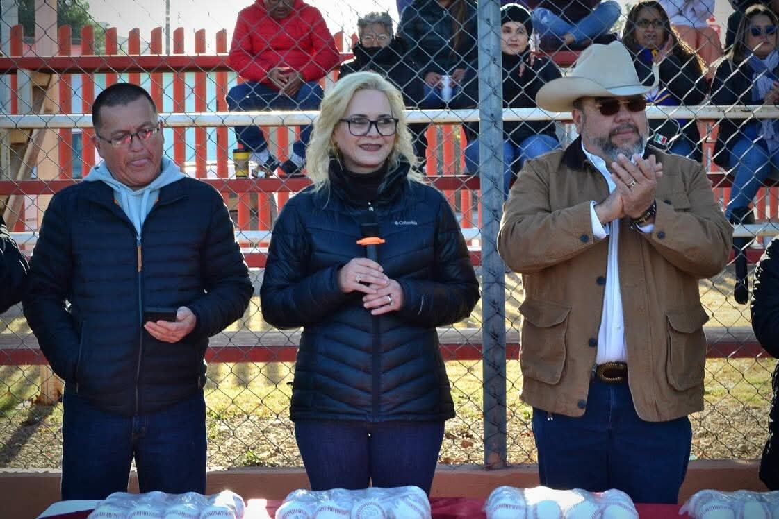 LA ALCALDESA DE MÚZQUIZ PRESENTE EN EL ARRANQUE AL CAMPEONATO DE BEISBOL INFANTIL Y JUVENIL