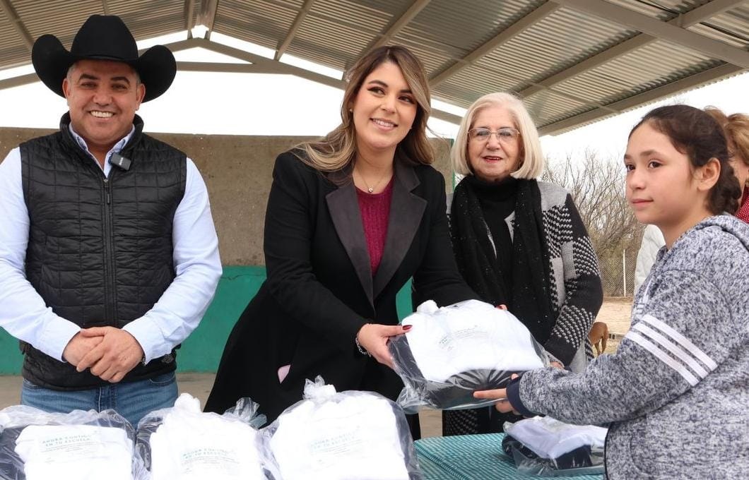Chano Díaz reafirma compromiso con los niños y la comunidad sabinense