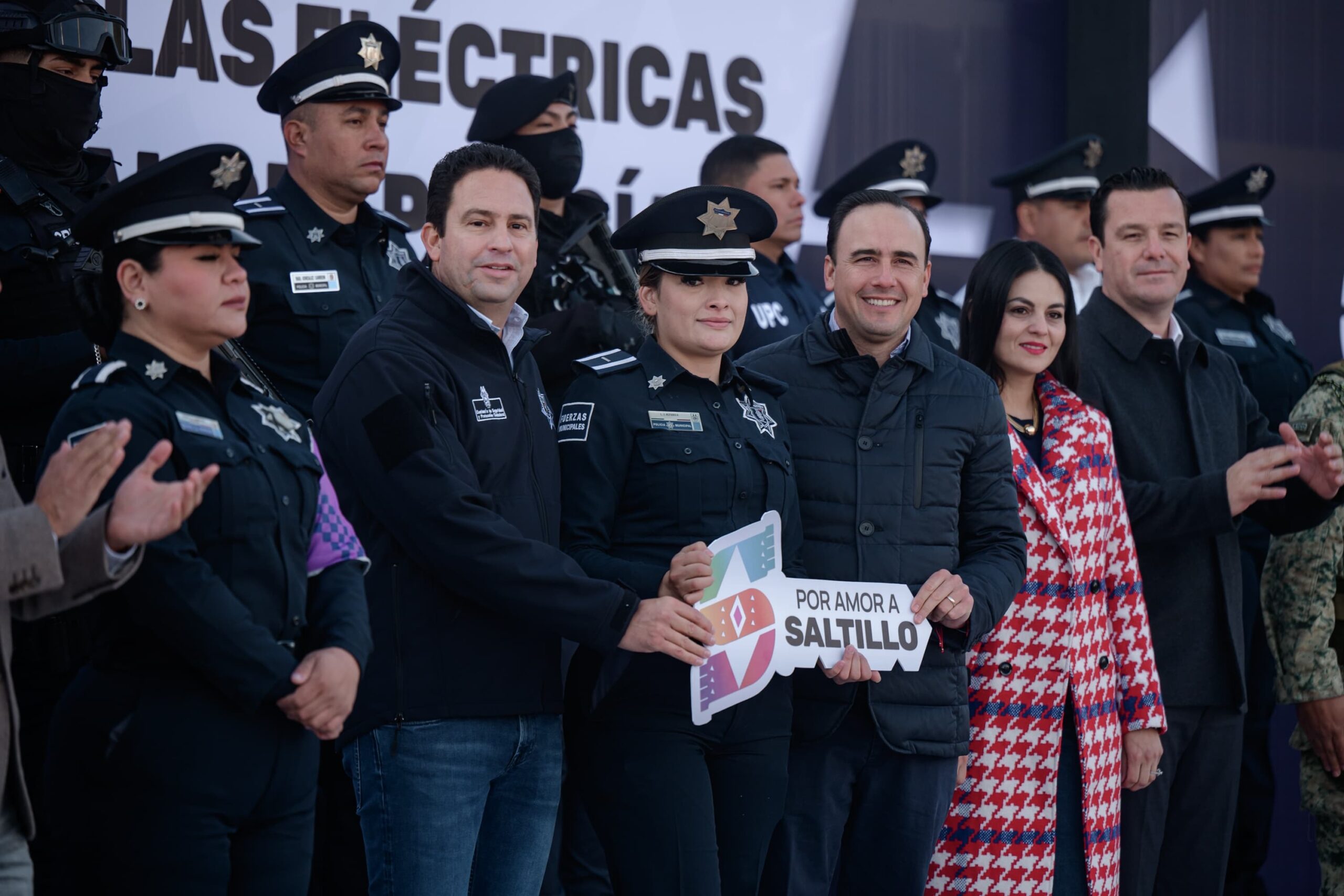 Entregan Manolo Jiménez y Javier Díaz 37 patrullas a la policía de Saltillo