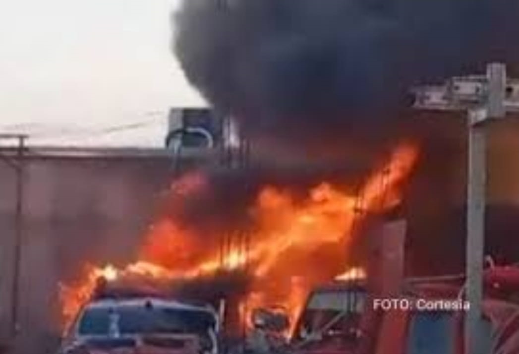 Corto circuito produce incendio en vehículo