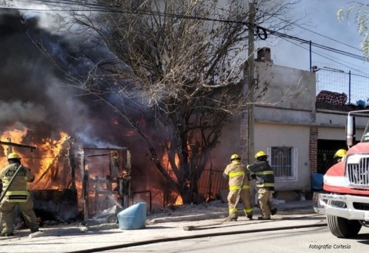 Vecinos documentan en video incendios intencionales en terrenos baldíos