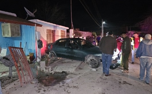 VELOZ CONDUCTOR CHOCA Y ATROPELLA A PEATÓN EN ALLENDE