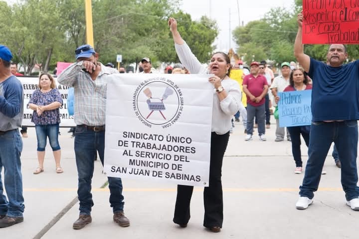Burócratas de San Juan de Sabinas negocian deuda con alcalde Óscar Ríos
