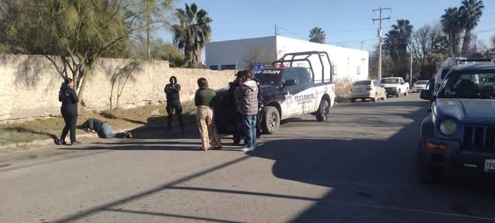 Ebrio sujeto casi muere de hipotermia en la vía pública