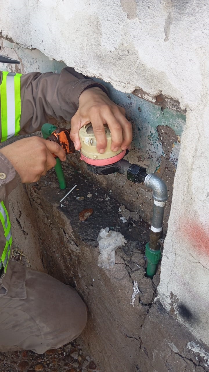 Atiende SIMAS Torreón fuga de agua potable en tubería particular
