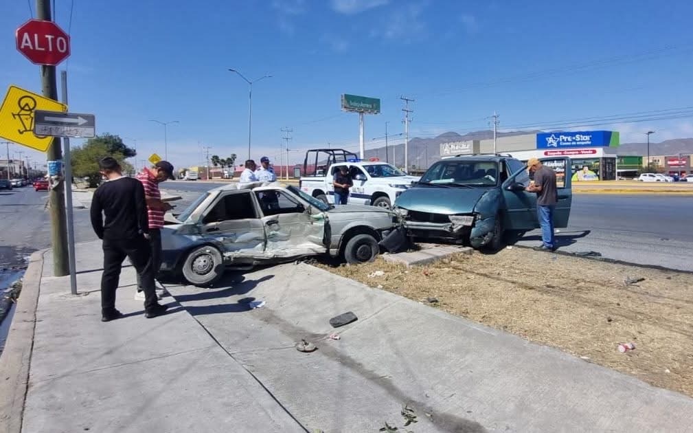 Falta de precaución al cruzar provoca fuerte accidente en el periférico de Saltillo