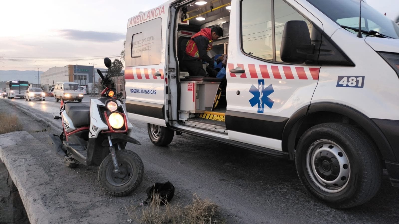 Motociclista cae al asfalto tras incidente con transporte en Ramos Arizpe