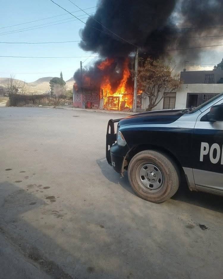 Fuego en arroyo se sale de control en la colonia 5 de Mayo, Saltillo