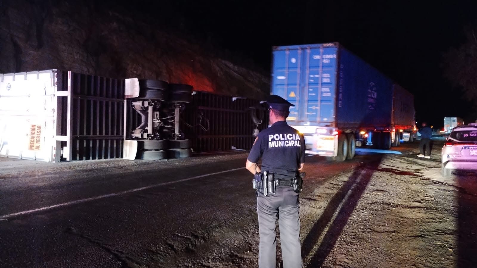 Otro tráiler volcó en Los Chorros cargando rollos de papel