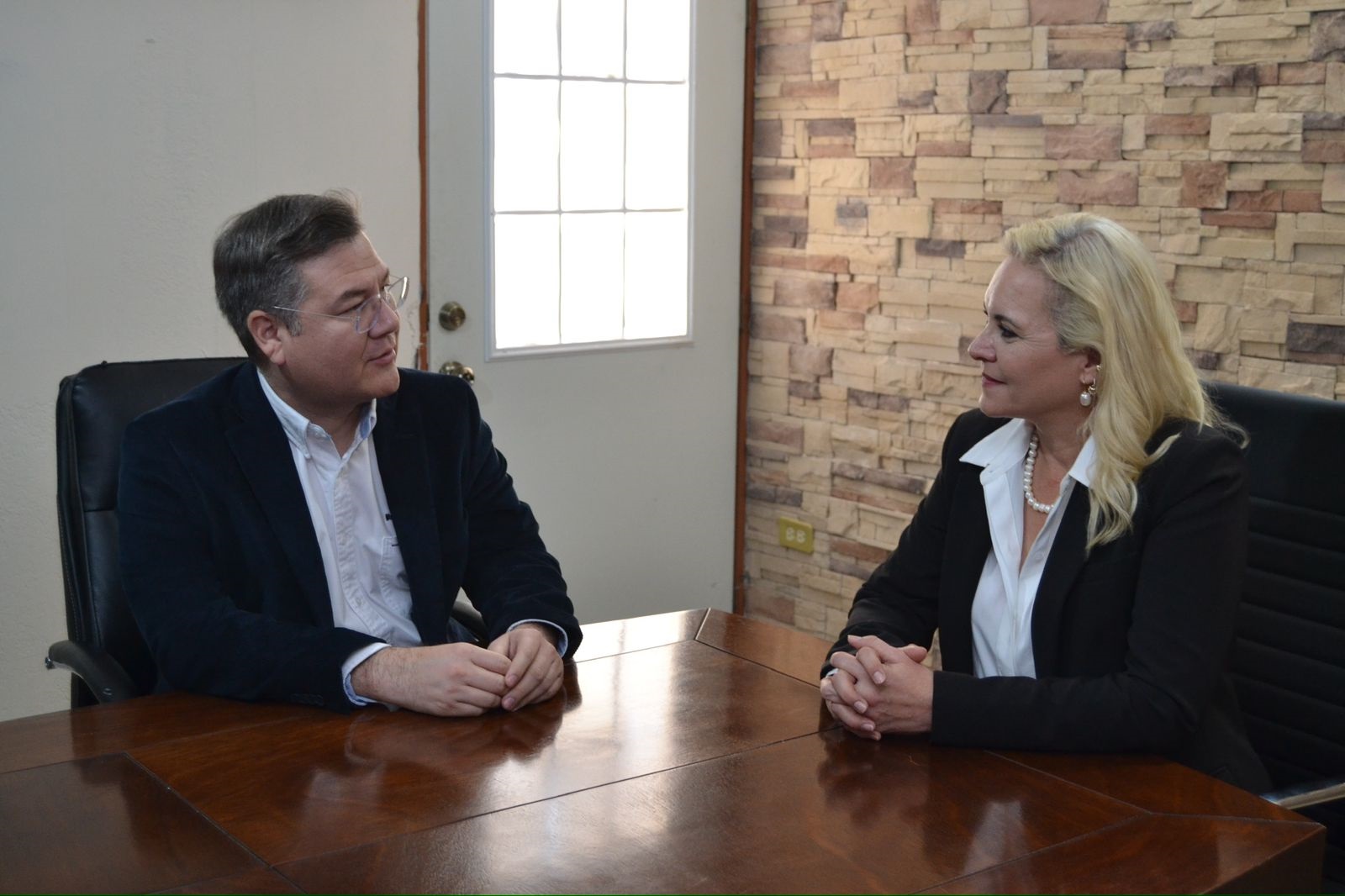 Firma alcaldesa de Múzquiz compromiso con la CDHEC