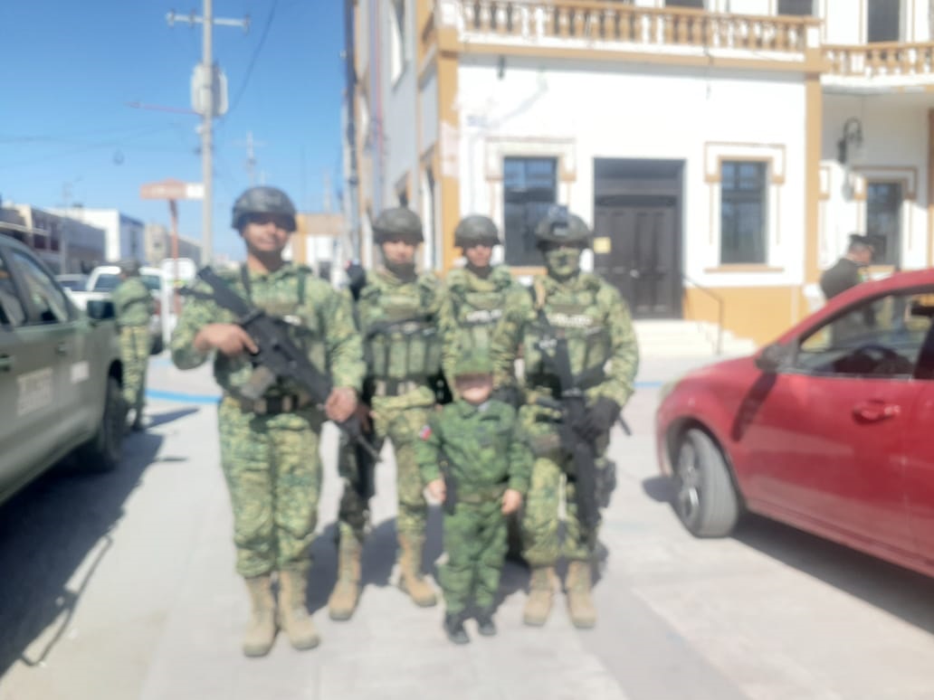 El pequeño Carlos Roel y su amor por la patria: un ejemplo de civismo en Sabinas
