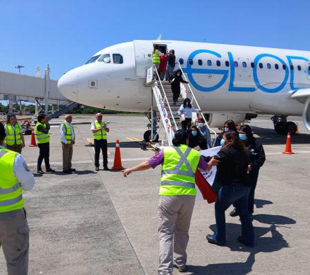 Aterrizó en Chiapas un avión con 157 mexicanos deportados desde EU