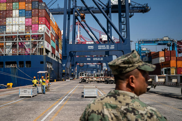 Sheinbaum presiona a los empresarios para frenar las importaciones chinas ante la amenaza de Trump