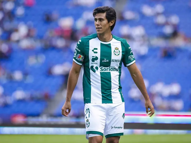 Santos Laguna rescinde contrato con José Juan Macías