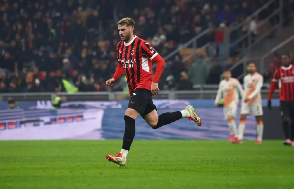 Santi Giménez debuta con el Milan ¡A lo grande!