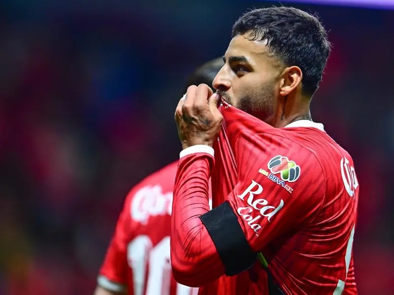 ¡Toluca vence a Chivas con polémica, autogol y ‘traición’ de Alexis Vega!