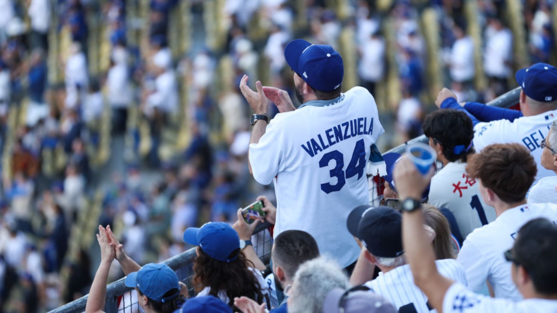 Dodgers rinde homenaje a Fernando Valenzuela con parche conmemorativo durante toda la temporada