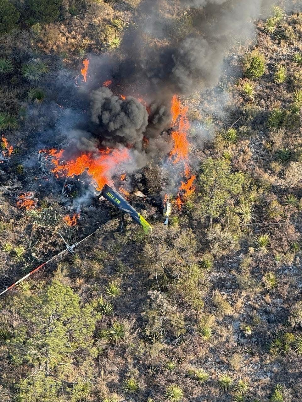CAE HELICÓPTERO CON BRIGADISTAS