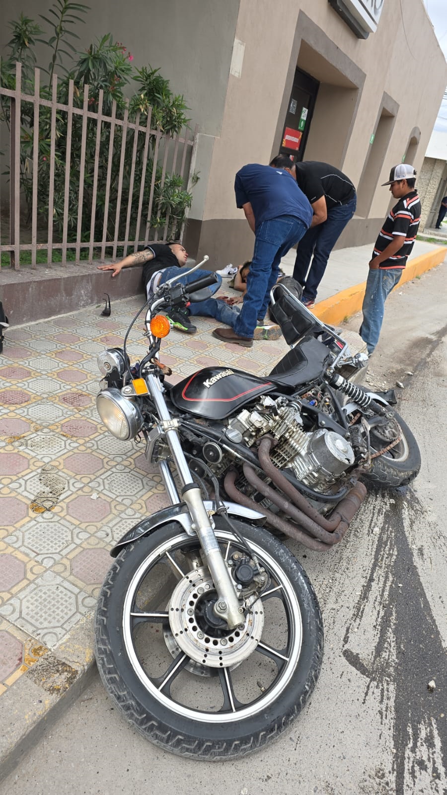 TRAS DERRAPAR UN MOTOCICLISTA Y SU ACOMPAÑANTE RESULTARON FRACTURADOS
