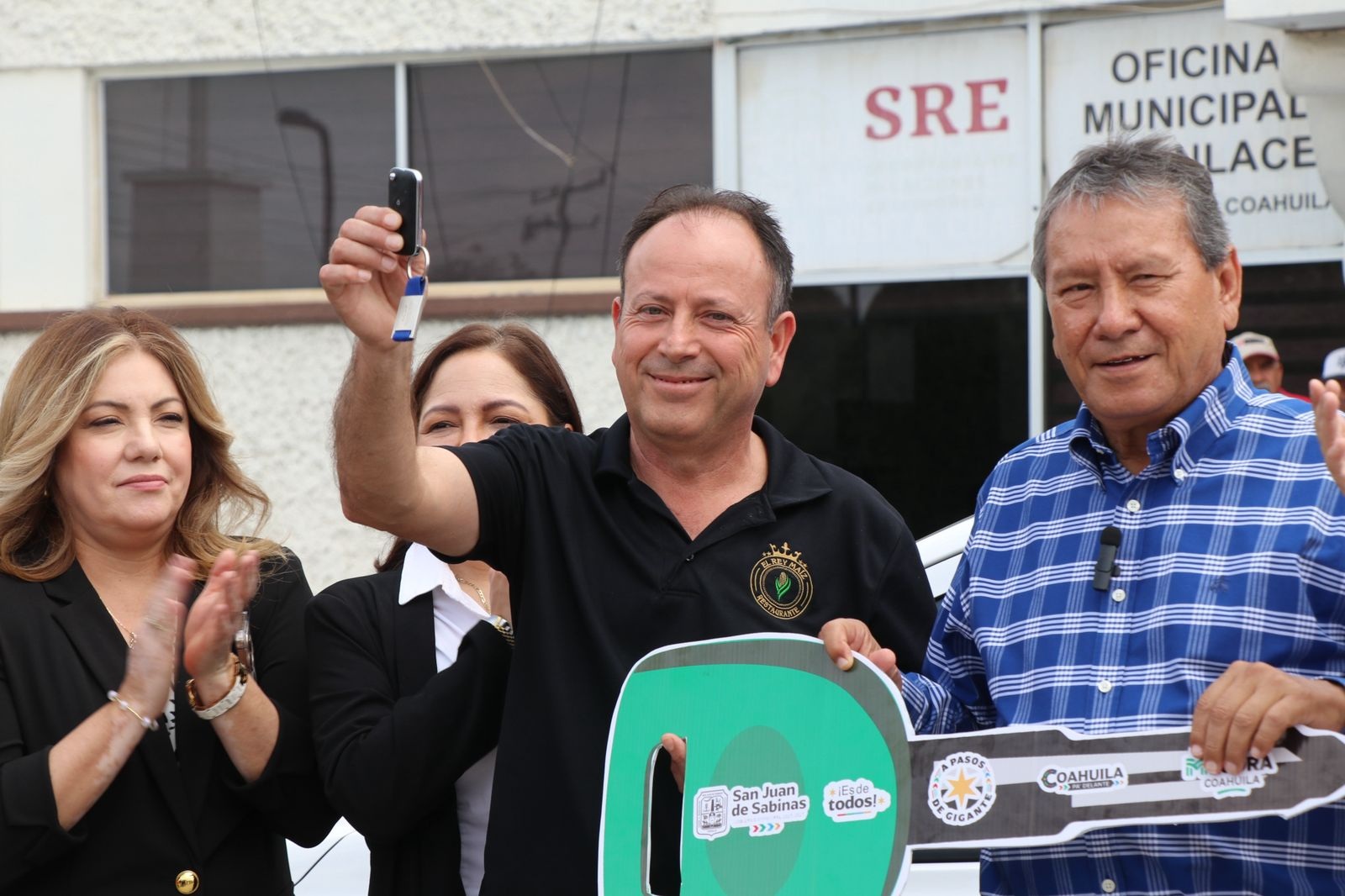 ENTREGA ÓSCAR, AUTO A CONTRIBUYENTE GANADOR