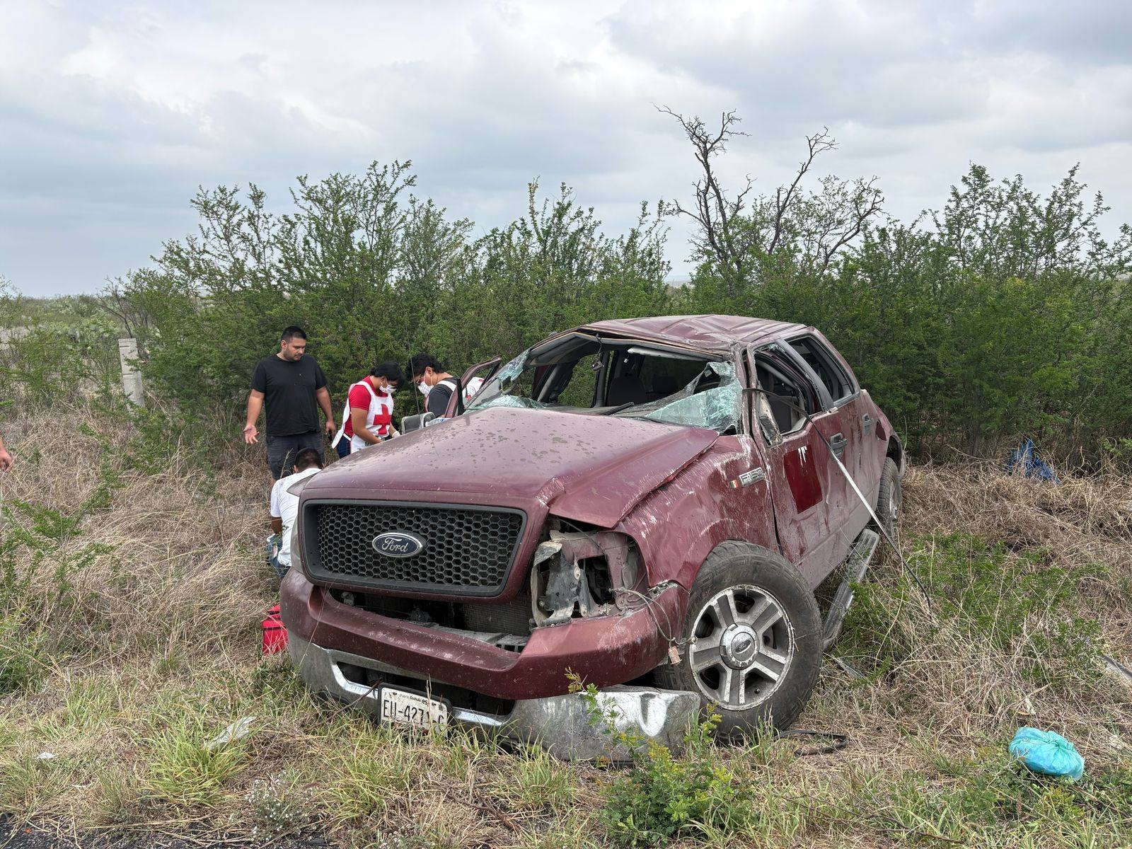 Volcadura en la Carretera 57 deja dos personas lesionadas