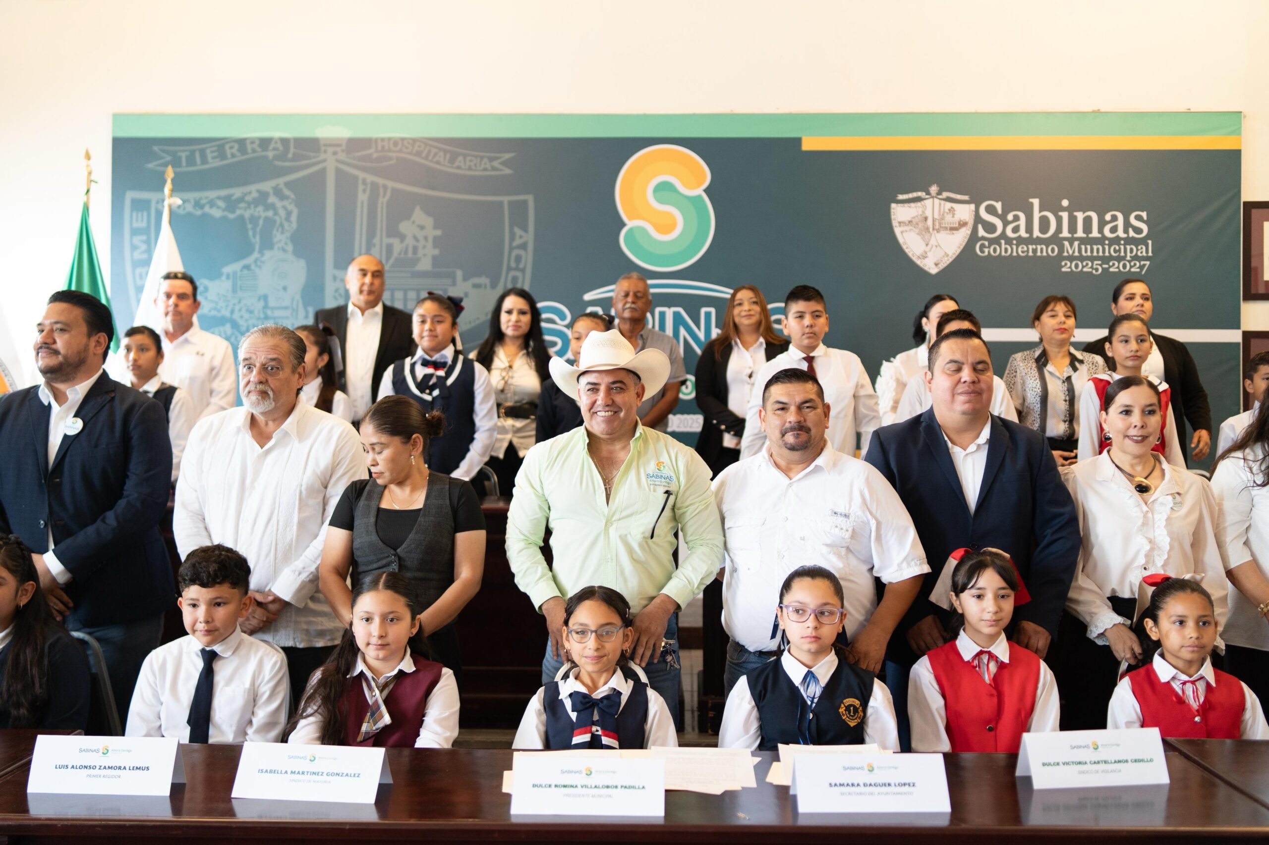 “Luchar por sus sueños”, exhorta “Chano” Díaz a menores en edad escolar