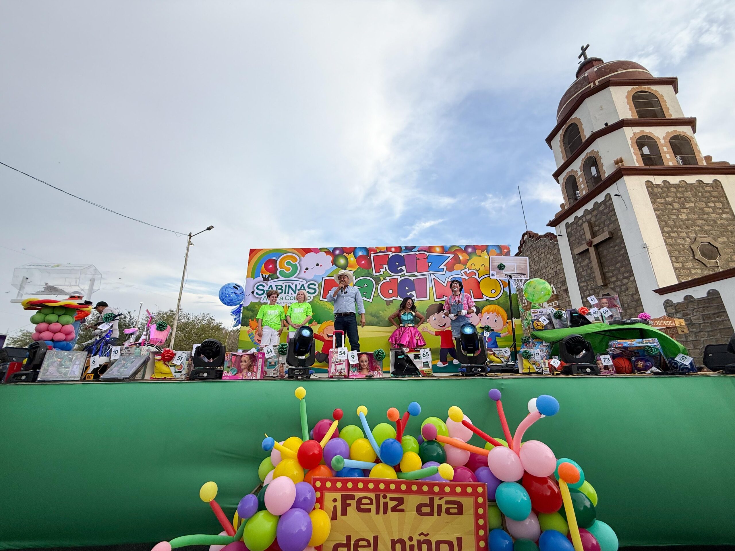 Viven festejo de diversión y alegría niños y niñas de Sabinas