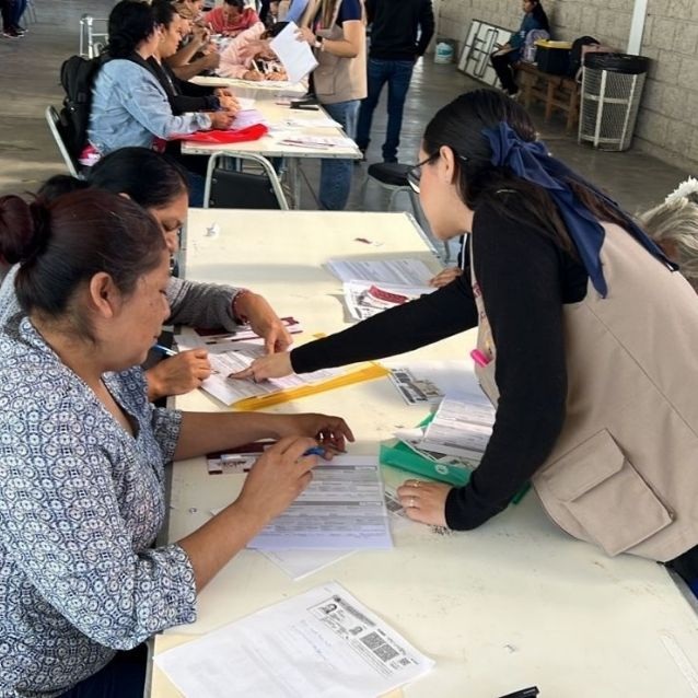 Entregan tarjetas de la beca Benito Juárez en CECyTEC Agujita y CBTIS20